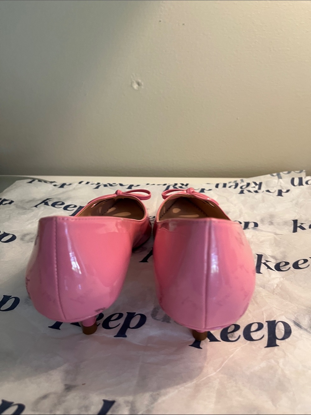 Juicy Couture Pink Patent leather like new Pointed Toe Bow Pumps used 2 times - Picture 2 of 5